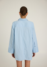 Joyeux curve hem button-up shirt in sky blue, detail view