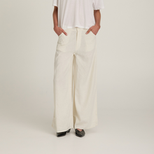 Joyeux 90s relaxed pant in white (blanc), styled view